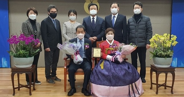 ▲ 사진 앞줄 박철규·이숙원 부부, 뒷줄 좌측 네 번째부터 박광순 오송농협조합장, 김시군 농협청주시지부장.ⓒ농협충북본부