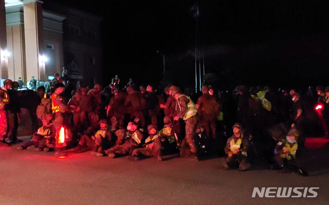 ▲ 지난해 5월 강원 고성군 산불을 피해 인근 경동대로 피난한 22사단 신병교육대 장병들. ⓒ뉴시스. 무단전재 및 재배포 금지.