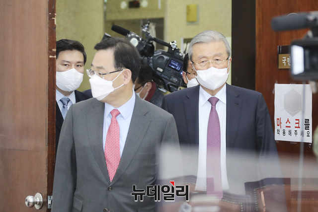 ▲ 김종인 국민의힘 비상대책위원장과 주호영 원내대표가 2일 오전 국회에서 열린 비상대책위원회의에 참석하기 위해 입장하고 있다. ⓒ이종현 기자
