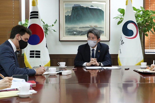 ▲ 지난달 26일 영국 파이낸셜타임스와 인터뷰하는 이인영 통일부 장관.ⓒ통일부