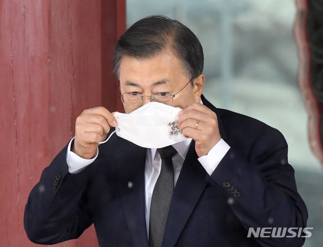 ▲ 문재인 대통령이 1일 오전 서울 종로구 탑골공원에서 열린 제102주년 31절 기념식에 참석해 기념사를 마친 후 마스크를 쓰고 있다. ⓒ뉴시스