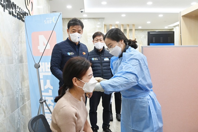 ▲ 청송군(군수 윤경희)은 3월 2일부터 코로나19로 부터 일상을 되찾기 위한 백신 접종을 시작했다.ⓒ청송군