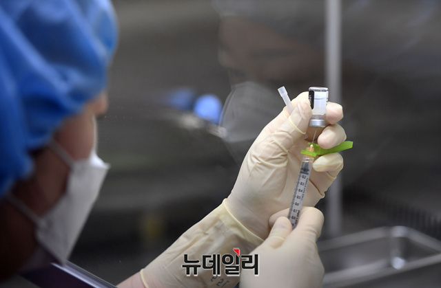 ▲ 정부가 전국민 우한코로나(코로나-19) 백신 무료접종을 공언했지만 백신 접종비 70%를 건강보험이 부담하는 것으로 나타났다. ⓒ뉴데일리 DB