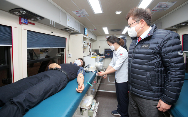 ▲ DGB대구은행(은행장 임성훈)은 2일 수성동 본점과 봉무동 DGB혁신센터에서 대한적십자사 대구·경북혈액원(원장 허부자)과 함께 ‘임직원 사랑의 헌혈’ 행사를 했다.ⓒDGB대구은행