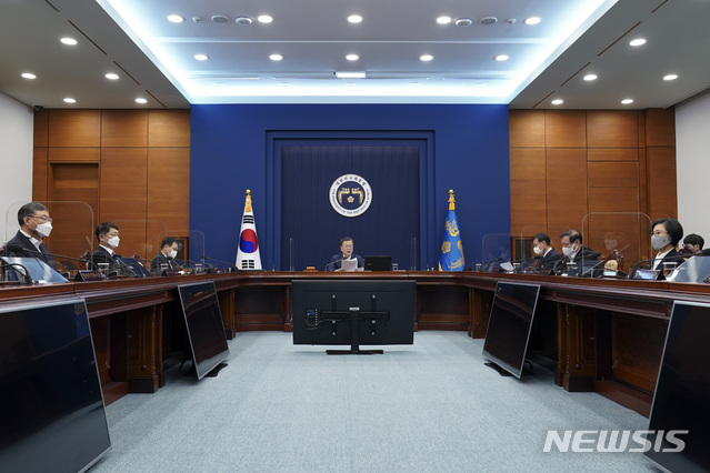 ▲ 정부가 2일 열린 제9회 국무회의에서 4차 재난지원금을 지급하고자 '2021년도 제1회 추가경정예산안'을 의결했다. 총 19조5000억 원 규모의 4차 재난지원금 지급 대상에 노점상·대학생 등이 포함되자 일부 자영업자와 직장인들이 반발하고 있다. ⓒ뉴시스