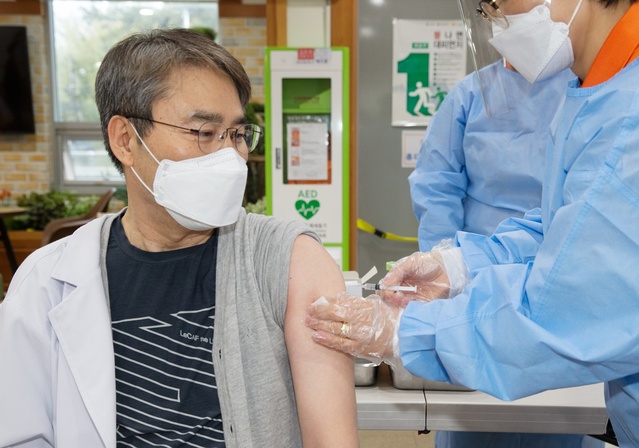 ▲ 칠곡군은 2일 이환곤 군립노인요양병원 진료원장의 코로나19 백신접종을 시작으로 집단 면역 확보를 위한 9개월간의 대장정에 돌입했다.ⓒ칠곡군