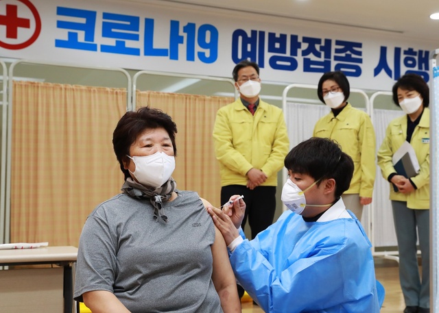 ▲ 2일 보건소를 찾은 오도창 영양군수는 “코로나19 예방접종이 정부의 백신보급계획과 상황에 맞춰 원활하게 운영되도록 최선을 다하겠다”고 밝혔다.ⓒ영양군