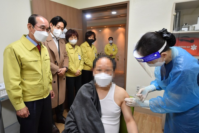 ▲ 이승율 청도군수는 2일 청도군립노인요양병원을 찾아 1호 접종대상자인 진료과장 하종성(60)씨의 접종을 참관하며 현장의견을 청취했다.ⓒ청도군