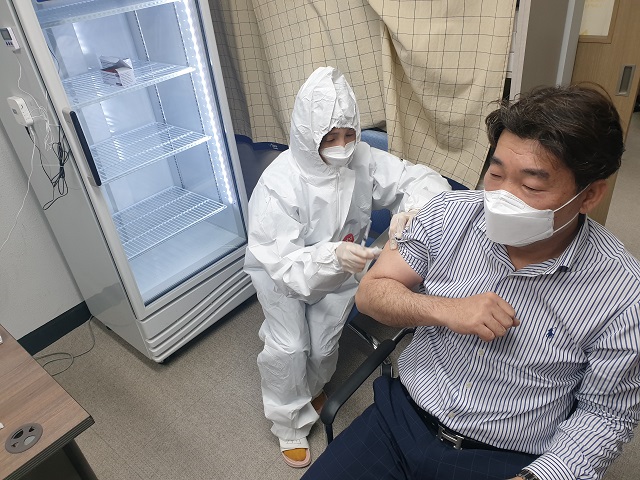▲ 해안 1병원에서 근무하는 권모씨(병원종사자, 남, 51세)가 1호 접종을 하고 있다.ⓒ의성군