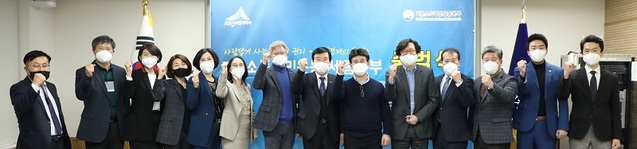 ▲ 2일 세종시의회 대강당에서 열린 기본소득국민운동 세종본부 출범식에 참석자들이 기념촬영 하고 있다.ⓒ기본소득국민운동 세종본부