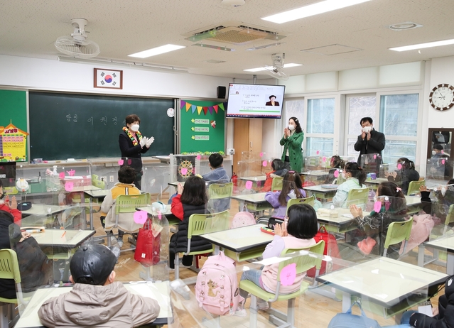 ▲ 강은희 대구시교육감이 지난 2일 옥포초등학교에서 ‘학생 등교 상황’을 확인했다.ⓒ대구시교육청