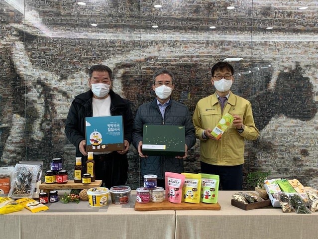 ▲ 신용습 경상북도농업기술원장이 2월 26일 칠곡군농업기술센터와 칠곡 태자딸기농원을 방문했다.ⓒ칠곡군