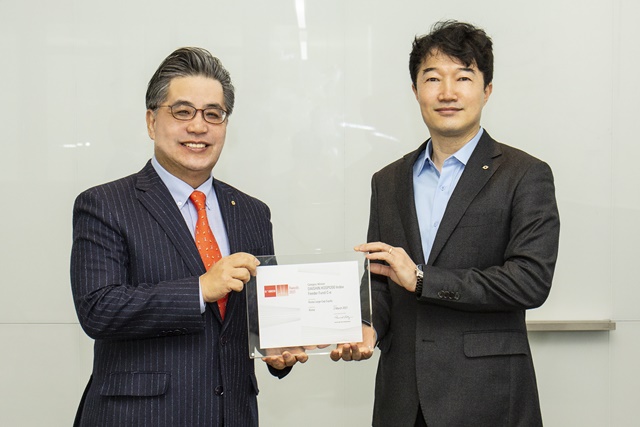 ▲ '2021 모닝스타 어워즈'에서 베스트 한국 대형주 펀드 부문을 수상한 대신자산운용 구희진 대표와 펀드운용역 정만성 상무가 기념 사진을 촬영하고 있다.ⓒ대신자산운용