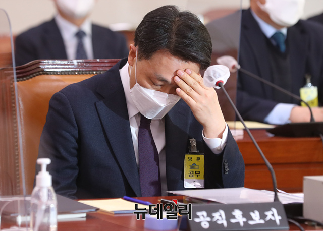 ▲ 김진욱 초대 고위공직자범죄수사처장이 지난 1월 19일  후보자 시절 국회 법제사법위원회에서 열린 인사청문회에 출석해 얼굴을 만지고 있다. ⓒ뉴데일리DB