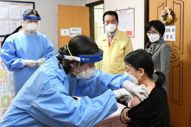 ▲ 대구 달성군(군수 김문오)은 지난 26일 코로나19 백신 국가예방접종을 요양병원·기관 입소자와 종사자를 대상으로 개시해, 오는 3월 19일까지 대상자 1차 접종을 완료할 예정이라고 밝혔다.ⓒ달성군