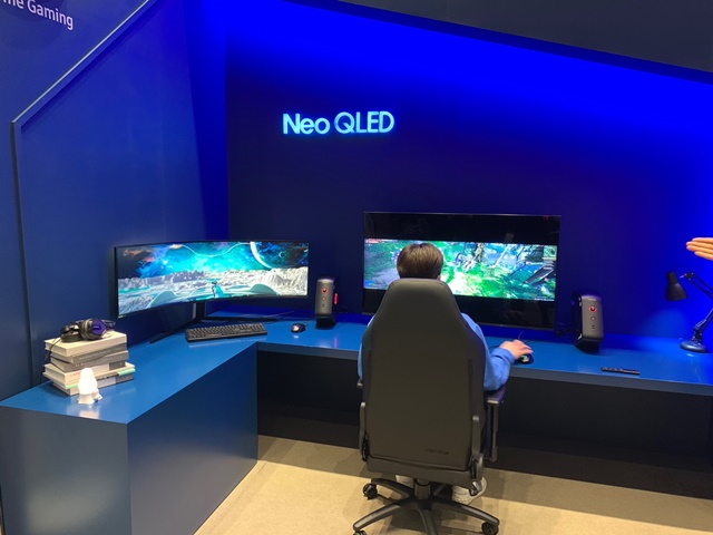▲ 네오 QLED TV로 게임을 즐기는 모습. ⓒ이성진 기자