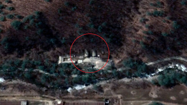 ▲ 북한의 핵무기 저장고로 알려진 용덕동 지하시설의 위성사진. 붉은 원 안이 과거 터널 입구가 있던 곳이다. ⓒ美미들버리 국제대학원-위성업체 막사르 테크놀러지.