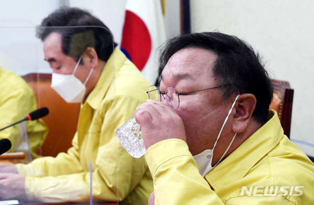 ▲ 김태년 더불어민주당 원내대표가 3일 서울 여의도 국회에서 열린 최고위원회의에서 이낙연 대표의 발언을 듣던 중 물을 마시고 있다. ⓒ뉴시스