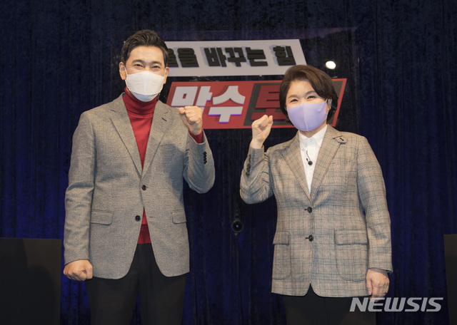 ▲ 오신환(왼쪽)·조은희 국민의힘 서울시장 보궐선거 경선 후보자가 지난달 23일 오후 서울 용산구 백범김구기념관에서 서울시장예비후보 3차 맞수토론을 하기에 앞서 포즈를 취하고 있다.ⓒ뉴시스·국회사진기자단