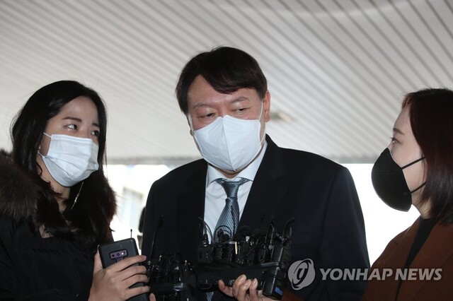 ▲ 윤석열 검찰총장이 3일 오후 직원과의 간담회를 위해 대구고검과 지검을 방문한 자리에서 취재진의 질문에 답하고 있다. ⓒ연합뉴스