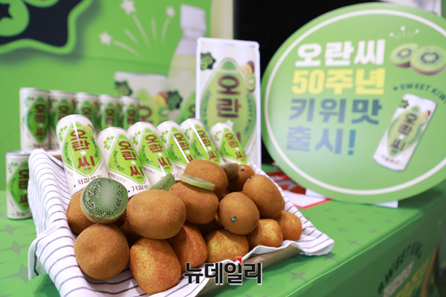 ▲ 조익성 동아오츠카 대표(왼쪽에서 세번째)와 직원들이 3일 오전 서울 동대문구 본사에서 오란씨 50주년 기념 '오란씨 키위' 신제품 출시를 축하하며 기념촬영을 하고 있다. ⓒ동아오츠카