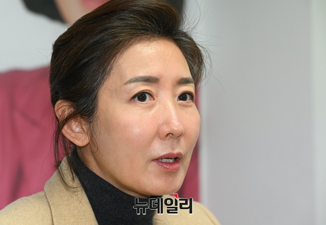 ▲ '조국 흑서' 공저자 서민 단국대 의과대학 교수가 나경원 국민의힘 서울시장 예비후보에 대한 혐오가 tbs '뉴스공장' 진행자 김어준씨 등의 선동에 의해 만들어졌다고 주장했다. 사진은 지난달 3일 서울 영등포구 선거 캠프 사무실에서 본지와 인터뷰 중인 나 예비후보. ⓒ권창회 기자