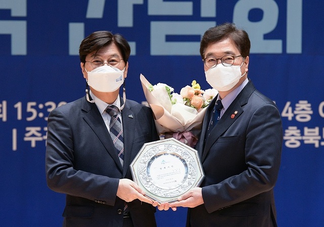▲ 3일 세종시청 열린 세종시 명예시민증 수여식에서 우원식 더불어민주당 의원이 이춘희 세종시장에게 명예시민증을 받고 기념촬영을 하고 있다.ⓒ세종시