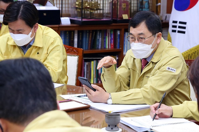 ▲ 주낙영 시장 주재로 국·소·본부장 회의를 열고 주요 시정 현황을 점검하고 있다.ⓒ경주시
