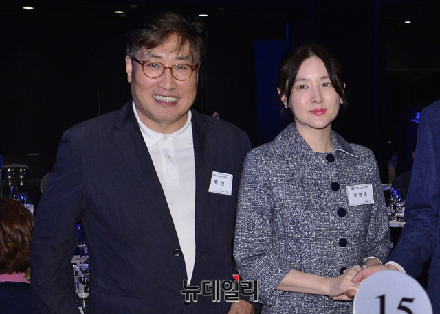 ▲ 2016년 9월 27일 서울 용산구 한남동 그랜드하얏트서울 호텔에서 열린 '단국대학교 후원의 밤' 행사에 참석한 정호영·이영애 부부. ⓒ정상윤 기자