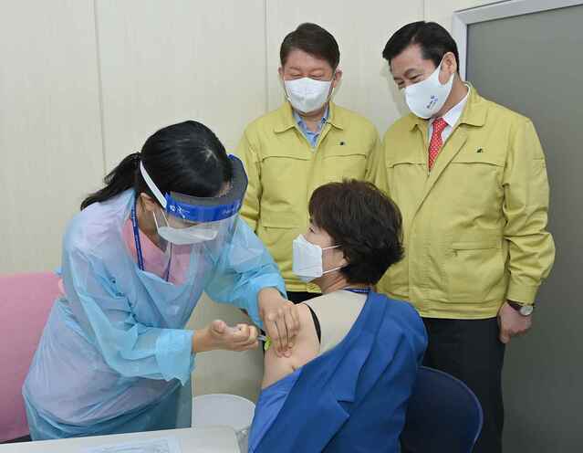 ▲ 대구지역 화이자백신 첫 접종자인 대구동산병원 정인자 간호부장이 권영진 대구시장 등이 지켜보는 가운데 접종을 하고 있다.ⓒ대구시