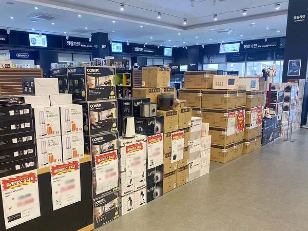 ▲ 롯데하이마트의 새로운 도전이 시장에서 통했다. 지난 1월 이천아울렛 점포에 테스트 매장으로 선보인 ‘가전 상설 할인매장’이 매출 상승효과를 톡톡히 보고 있어서다.ⓒ롯데하이마트