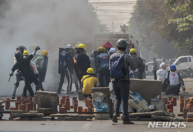 군경의 무차별 총격에 맞서 엄폐물을 만들고 돌을 던지는 미얀마 시위대. ⓒ뉴시스 AP. 무단전재 및 재배포 금지.
