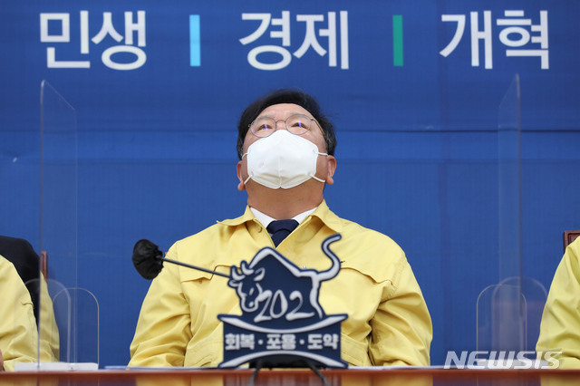▲ 김태년 더불어민주당 원내대표가 4일 오전 서울 여의도 국회에서 열린 정책조정회의에서 고심하고 있다. ⓒ뉴시스