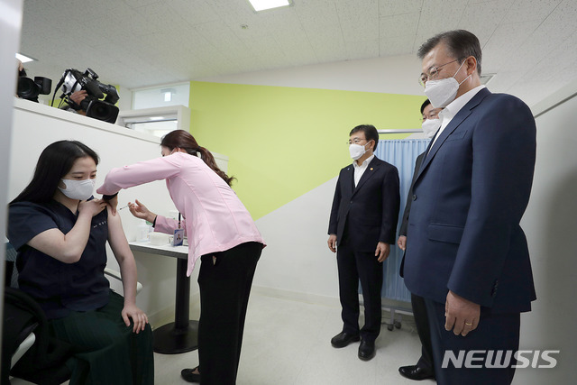 ▲ 코로나19 백신 접종 참관을 위해 서울 마포구보건소를 방문한 문재인 대통령. ⓒ뉴시스