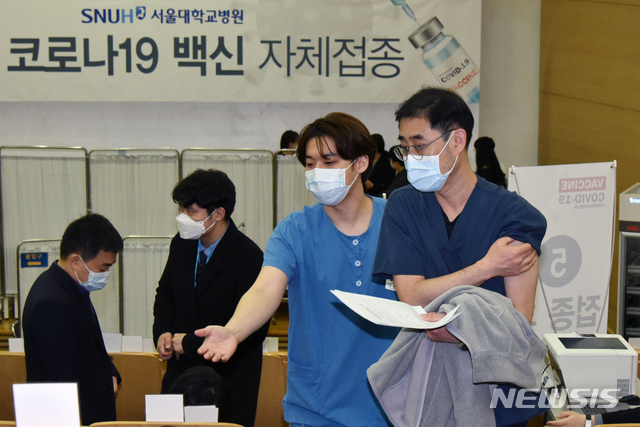 ▲ 4일 서울 종로구 서울대학교 어린이병원 내 강의실에서 코로나19 아스트라제네카(AZ) 백신 접종을 받은 의료진이 이동하고 있다. ⓒ뉴시스