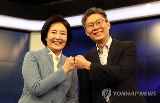 ▲ 더불어민주당 박영선 서울시장 후보(왼쪽)와 시대전환 조정훈 서울시장 후보가 4일 서울 중구 MBN에서 열린 서울시장 후보 단일화토론에서 기념촬영을 하고 있다. (국회사진기자단) ⓒ연합뉴스