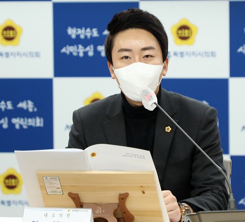 ▲ 이태환 세종시의장이 4일 시의회에서열린 비법정도로 관련, 분쟁해결을 위한 연구모임 발족실에서 인사말을 하고 있다.ⓒ세종시의회