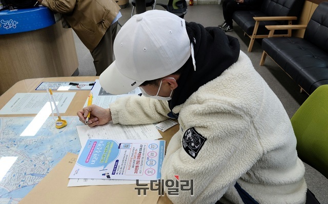 ▲ 타지역에서 온 대학생이 흥해주민센터에서 포항시로 주소를 이전하고 있다.ⓒ뉴데일리