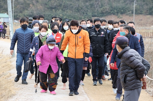 ▲ 이강덕 시장이 시민들과 조박저수지 둘레길을 걷고 있다.ⓒ포항시