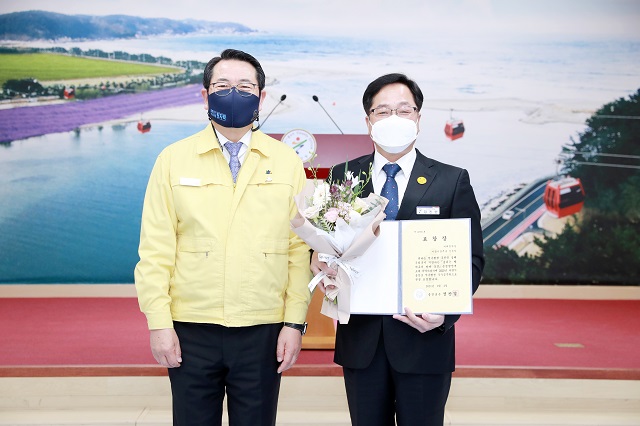 ▲ 전찬걸 군수(왼쪽)와 적극행정 우수공무원 김진만 미래전략실 팀장이 기념찰영을 하고 있다.ⓒ울진군