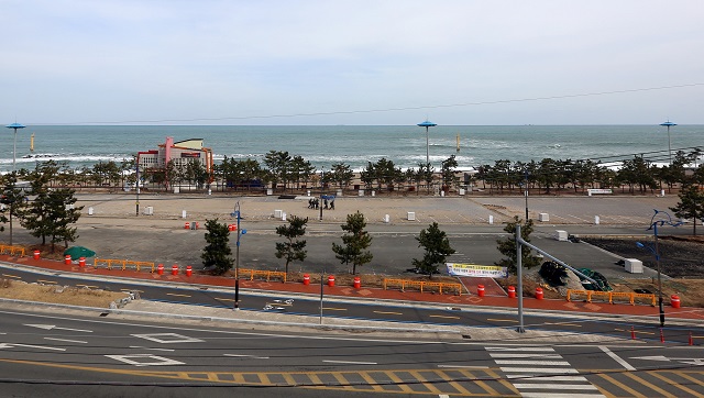 ▲ 경주시가 감포읍 나정해변 공영주차장 일원에 사업비 18억4000만원을 들여 오는 11월 말 준공을 목표로 오토캠핑장을 조성하고 있다.ⓒ경주시