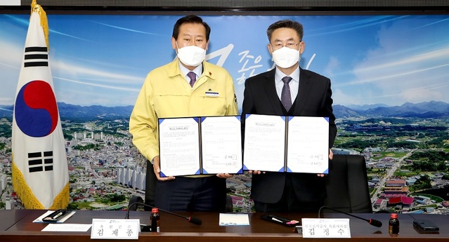 ▲ 충북 옥천읍 금장로 전선지중화 협약 장면. 사진 왼쪽부터 김재종 옥천군수, 김정수 한국전력 충북본부 옥천지사장. ⓒ옥천군