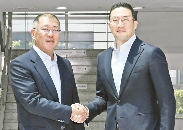 ▲ 지난해 6월 22일 LG화학 오창공장을 찾은 정의선 현대차그룹 부회장(왼쪽)이 구광모 LG그룹 회장과 만나 악수를 하고 있다. ⓒ현대차