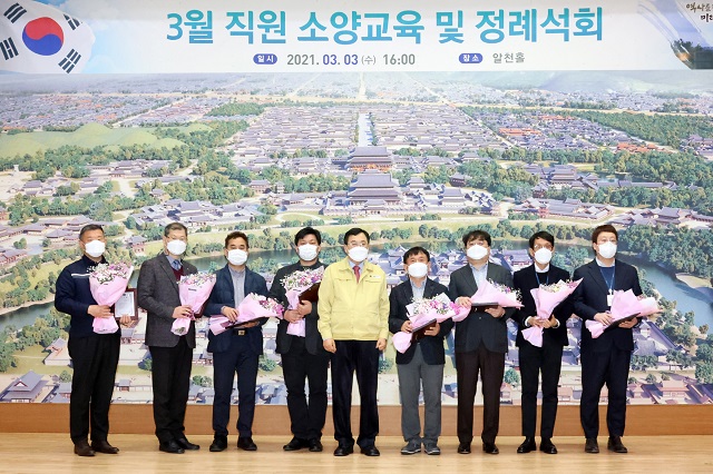 ▲ 제55회 납세자의 날을 맞이해 지방재정확충 및 건전한 납세 풍토 조성에 기여한 재정확충기여자에게 감사패를 전달한 후 기념촬영을 하고 있다.ⓒ경주시