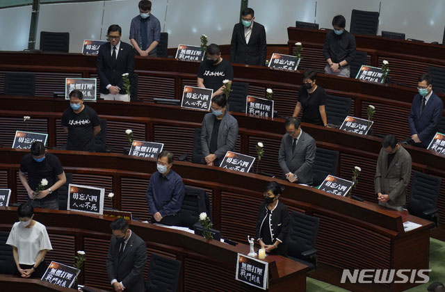 ▲ 지난해 6월 천안문 민주화 시위 희생자를 추념하는 홍콩 입법회 범민주파 의원들. 이제 홍콩 민주주의가 죽게 생겼다. ⓒ뉴시스 AP. 무단전재 및 재배포 금지.