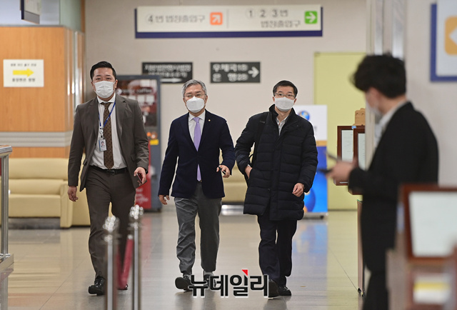 ▲ 공직선거법상 허위사실 공표 혐의로 재판에 넘겨진 최강욱 열린민주당 대표가 5일 오전 서울 서초구 서울지방법원에서 열린 첫 공판에 출석하고 있다. ⓒ정상윤 기자