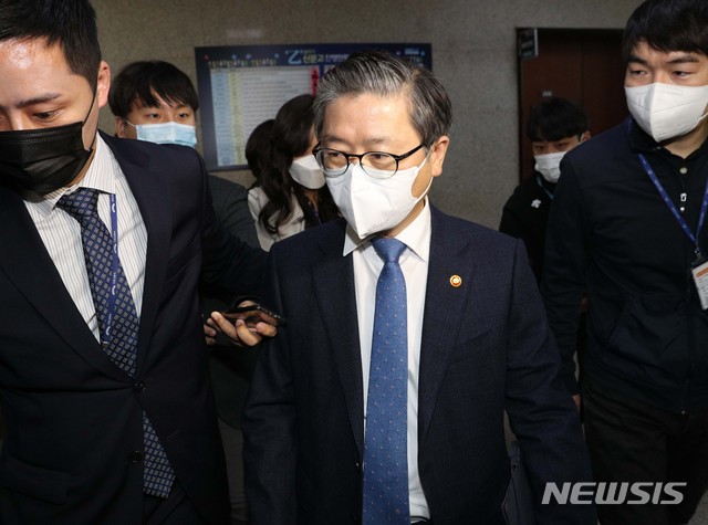 ▲ 변창흠 국토교통부 장관이 5일 서울 여의도 국회에서 이낙연 더불어민주당 대표와 면담을 마친 후 당대표실에서 나오고 있다. ⓒ뉴시스