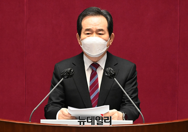 ▲ 5일 오전 국회 본회의에서 추가경정예산 관련 시정연설 중인 정세균 국무총리. ⓒ이종현 기자(사진=공동취재단)