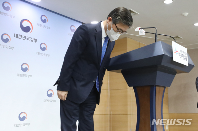 ▲ 변창흠 국토교통부 장관이 4일 서울 종로구 정부서울청사 합동브리핑실에서 한국토지주택공사(LH) 직원 투기 의혹에 대해 사과하고 있다.  ⓒ뉴시스