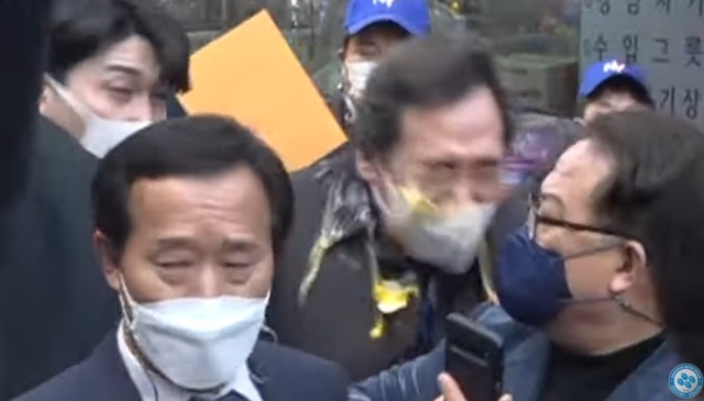 ▲ 5일 이낙연 더불어민주당 대표가 강원 춘천 중앙시장에서 계란세례를 당하고 있다. ⓒ강원도민일보 유튜브 캡처